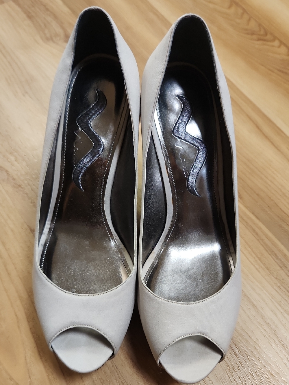 Nina Women's Open-Toe Pumps in Light Gray Sz.7.5